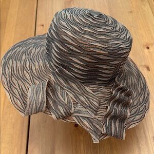 Chic Textured Women's Hat - Black and Tan